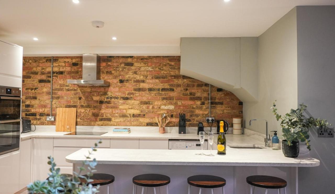 Stunning Brighton Seaside 2-Bedroom Townhouse With Patio, Sleeps 6 מראה חיצוני תמונה